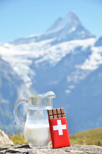 Chocolate e leite contra pico de montanha — Fotografia de Stock