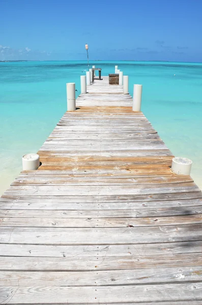 Jacht op de houten steiger. — Stockfoto