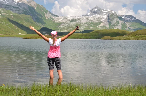 Chica en el lago de montaña — Foto de Stock