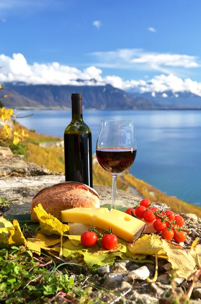 Красное вино, сыры, хлеб и помидоры черри . — стоковое фото