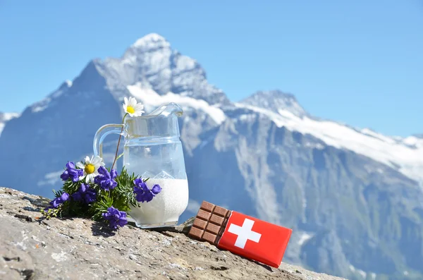 Schokolade und Milch gegen den Berggipfel — Stockfoto