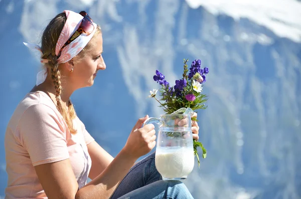 Девушка против швейцарских Альп — стоковое фото