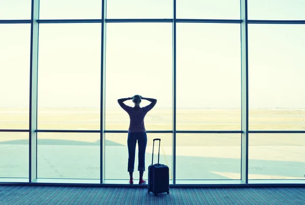 Chica en el aeropuerto —  Fotos de Stock