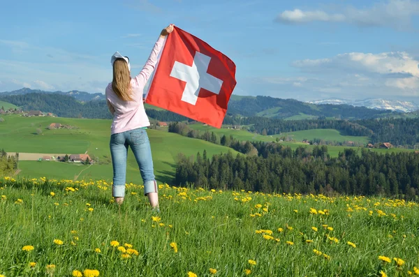 Fille avec le drapeau suisse . — Photo