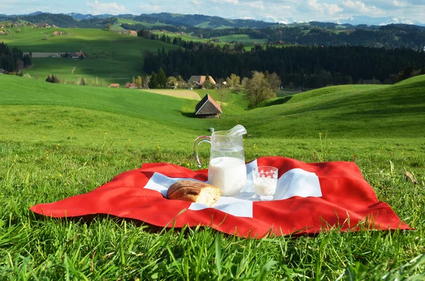 Milchkrug auf der Schweizer Flagge. — Stockfoto