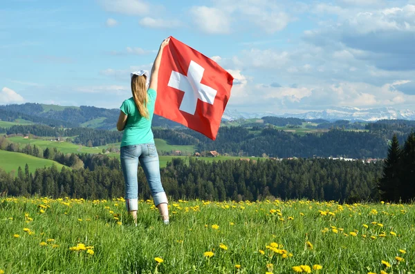 Ragazza con la bandiera svizzera . — Foto Stock