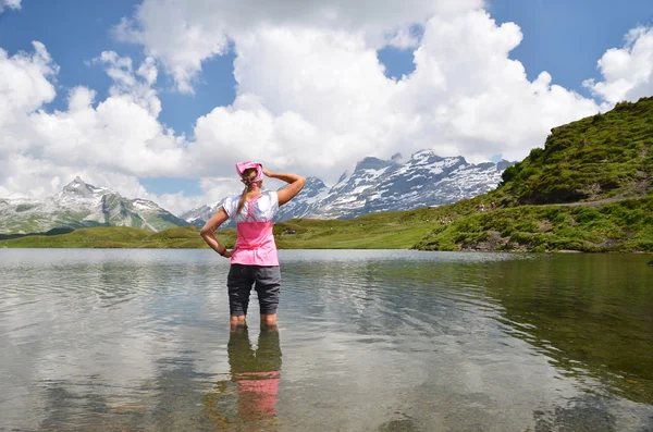 Frau im See — Stockfoto