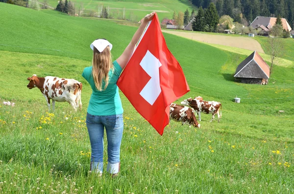 Menina segurando bandeira suíça — Fotografia de Stock