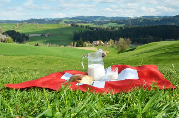 Jarra de leche en la bandera suiza — Foto de Stock