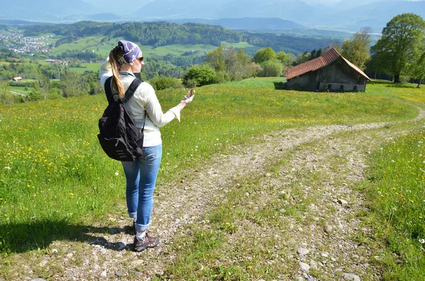 手にコンパスを持つ旅行者 — ストック写真