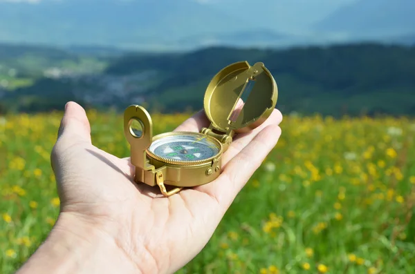 Compass in the hand — Stock Photo, Image