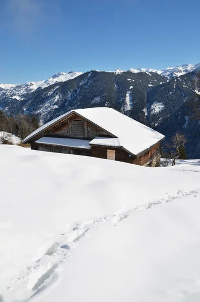 Casa en las montañas nevadas —  Fotos de Stock