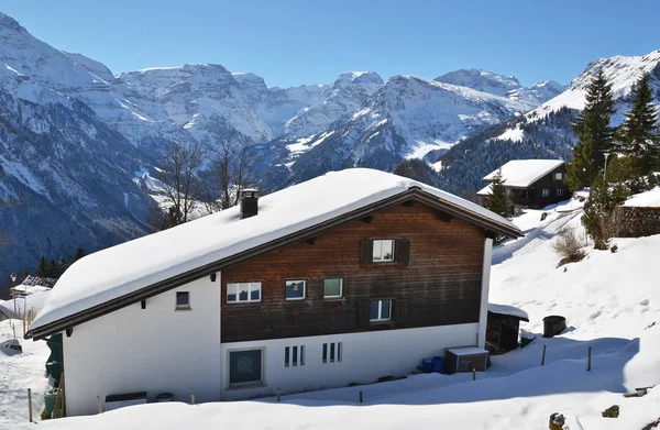 Hus i de snöiga bergen — Stockfoto
