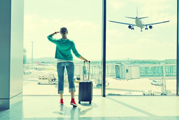 Menina na janela do aeroporto — Fotografia de Stock