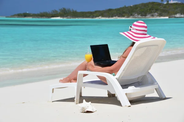 Dívka s notebookem na tropické pláži. — Stock fotografie