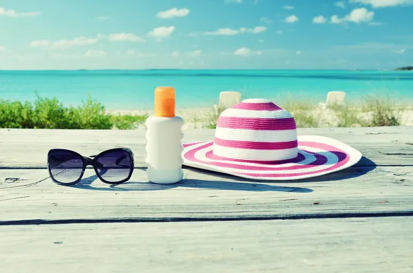 Hat and sunglasses — Stock Photo, Image