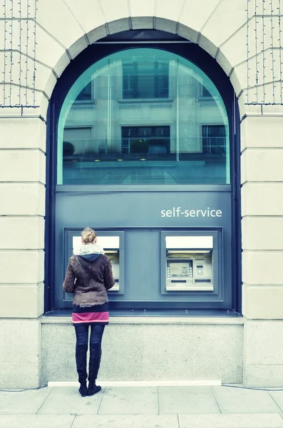 Menina no ATM — Fotografia de Stock