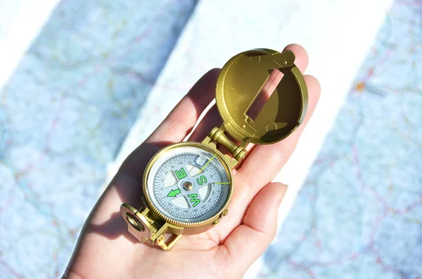 Kompass i handen — Stockfoto