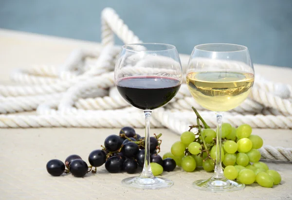 Wineglasses and grapes — Stock Photo, Image
