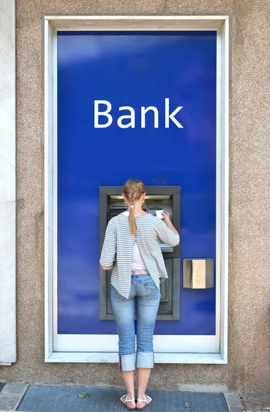 Girl at ATM — Stock Photo, Image