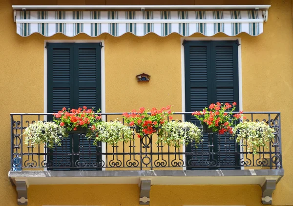 Balcón italiano tradicional — Foto de Stock