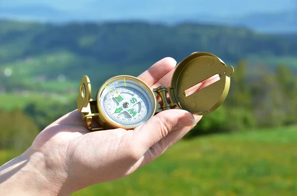 Kompas in de hand — Stockfoto