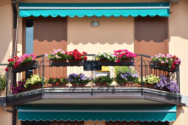 Traditional Italian balcony — Stock Photo, Image