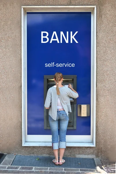 Meisje op atm — Stockfoto