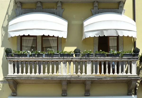 Traditional Italian balcony — Stock Photo, Image