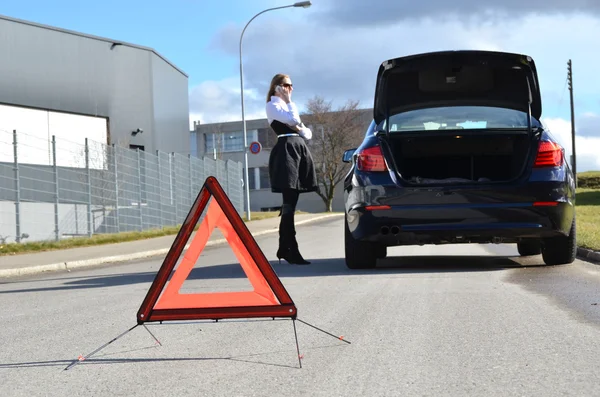 Woman at broken car — Stock Photo, Image