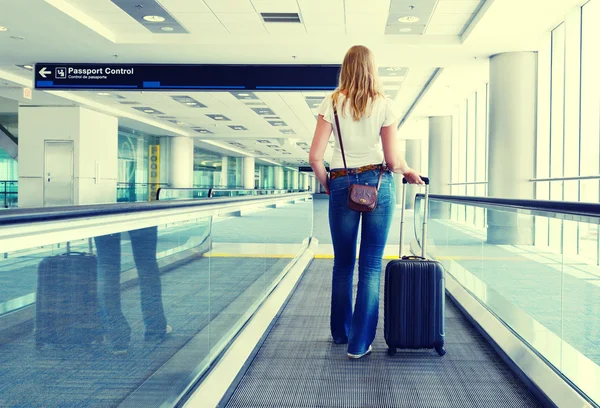 Girl with   suitcase — Stock Photo, Image