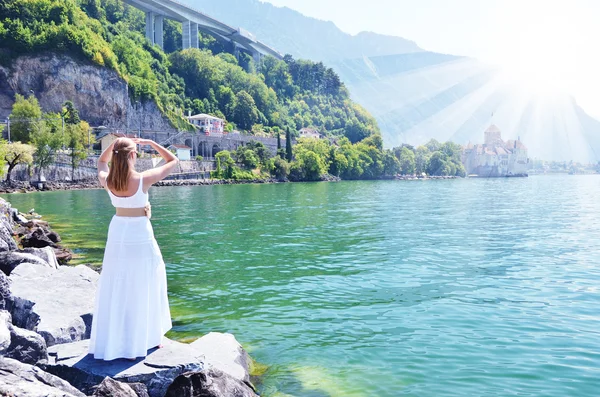 Femme au lac de Genève — Photo