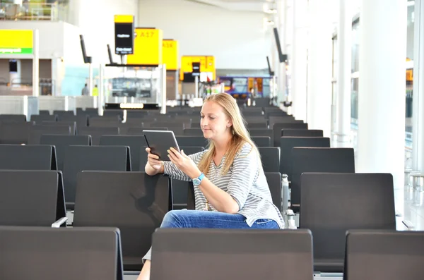 Dívka s tablet pc na letišti — Stock fotografie