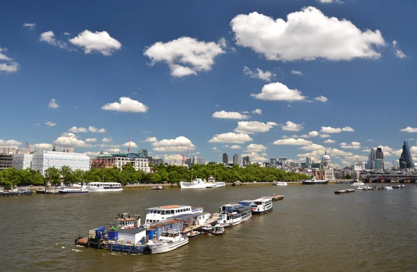 ロンドン テムズ川を渡って — ストック写真