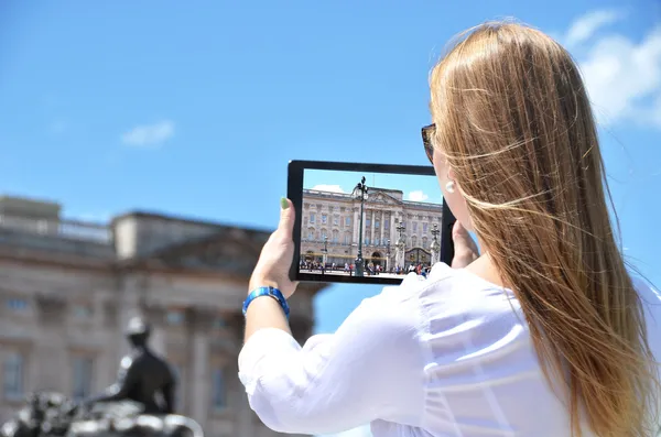 Buckinghamský palác na obrazovce — Stock fotografie