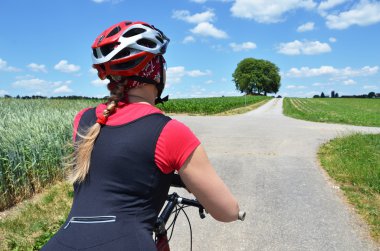 Dağ bisikleti süren kız