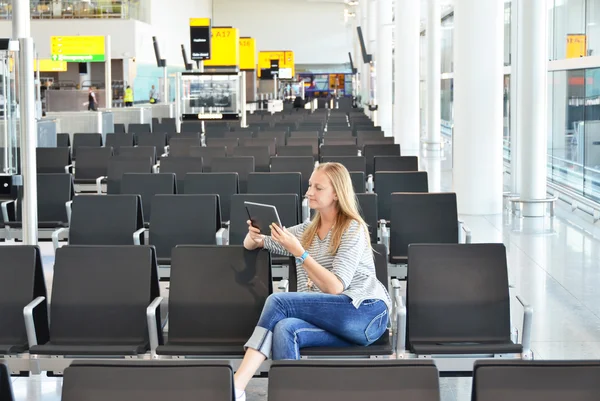 Ragazza in aeroporto — Foto Stock