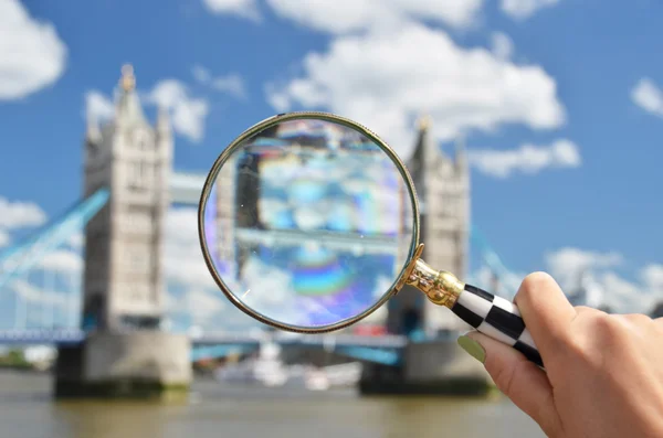Magnifying glass and Tower bridge — Stock Photo, Image