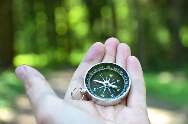 Kompass i hand — Stockfoto