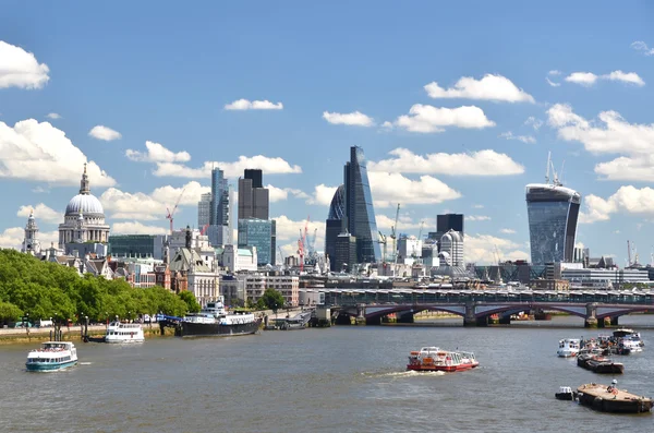 Лондон через Темзу — стоковое фото