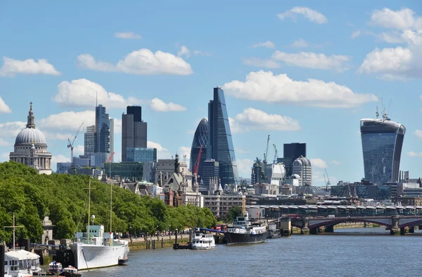 Londra attraverso il Tamigi — Foto Stock