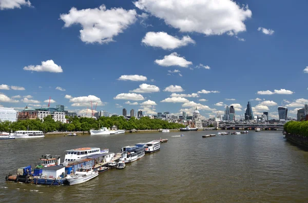 ロンドン テムズ川を渡って — ストック写真
