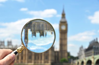 Büyüteç Londra'da big Ben'e karşı