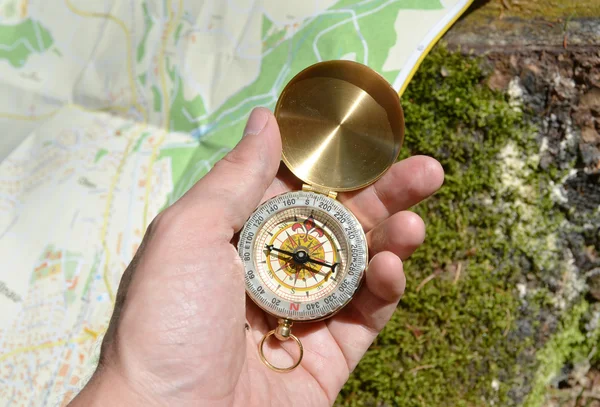 Kompas in de hand — Stockfoto