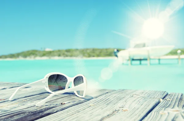 Gafas de sol en embarcadero . — Foto de Stock