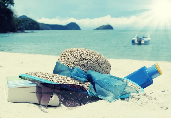 Hat on beach — Stock Photo, Image