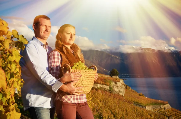 Couple with basket — Stock Photo, Image