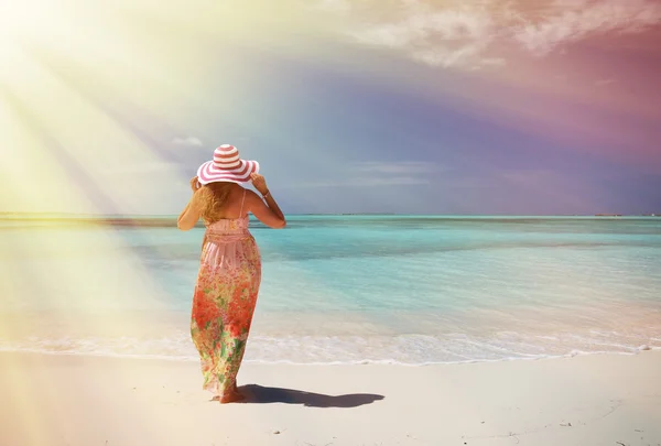 Girl on  beach — Stock Photo, Image