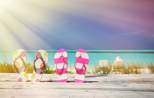 Twee paar flip-flops tegen Atlantische Oceaan. Exuma, bahamas — Stockfoto