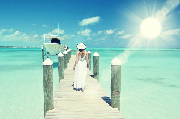 Girl on the wooden jetty — Stock Photo, Image